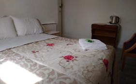 Renovated 4-Bed Home - Sleeps 9 - Parking - Spa